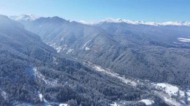 Bulgaristan 'ın Sofya Bölgesi Beli Iskar köyü yakınlarındaki Rila Dağı' nın kış manzarası