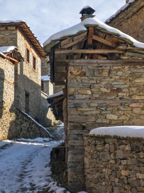 Bulgaristan 'ın Blagoevgrad Bölgesi, Otantik 19. yüzyıl evleriyle Kovaçevitsa Köyü' nün kış manzarası