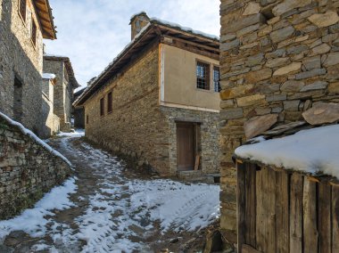 Bulgaristan 'ın Blagoevgrad Bölgesi, Otantik 19. yüzyıl evleriyle Kovaçevitsa Köyü' nün kış manzarası