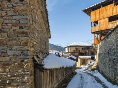 Bulgaristan 'ın Blagoevgrad Bölgesi, Otantik 19. yüzyıl evleriyle Kovaçevitsa Köyü' nün kış manzarası