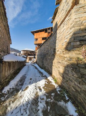 Bulgaristan 'ın Blagoevgrad Bölgesi, Otantik 19. yüzyıl evleriyle Kovaçevitsa Köyü' nün kış manzarası