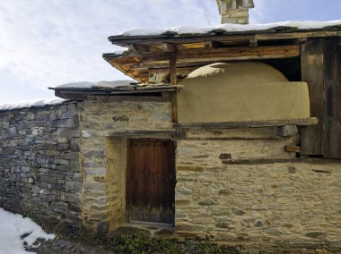 Bulgaristan 'ın Blagoevgrad Bölgesi, Otantik 19. yüzyıl evleriyle Kovaçevitsa Köyü' nün kış manzarası