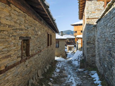Bulgaristan 'ın Blagoevgrad Bölgesi, Otantik 19. yüzyıl evleriyle Kovaçevitsa Köyü' nün kış manzarası