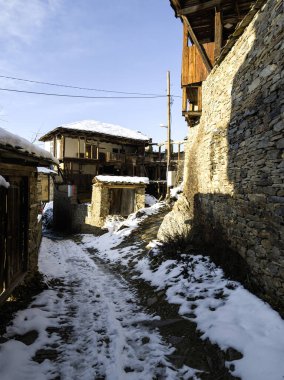 Bulgaristan 'ın Blagoevgrad Bölgesi, Otantik 19. yüzyıl evleriyle Kovaçevitsa Köyü' nün kış manzarası