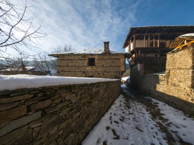 Bulgaristan 'ın Blagoevgrad Bölgesi, Otantik 19. yüzyıl evleriyle Kovaçevitsa Köyü' nün kış manzarası