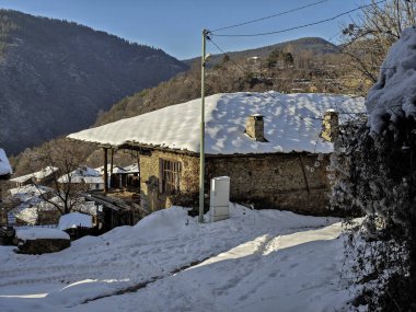 Bulgaristan 'ın Blagoevgrad Bölgesi, Otantik 19. yüzyıl evleriyle Kovaçevitsa Köyü' nün kış manzarası