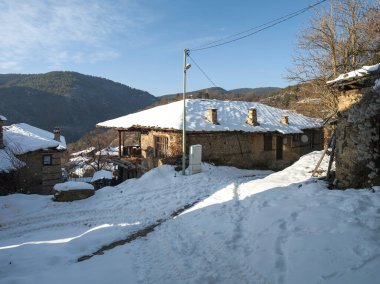 Bulgaristan 'ın Blagoevgrad Bölgesi, Otantik 19. yüzyıl evleriyle Kovaçevitsa Köyü' nün kış manzarası