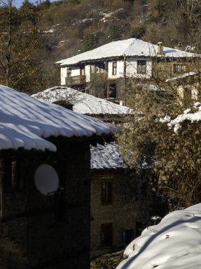 Bulgaristan 'ın Blagoevgrad Bölgesi, Otantik 19. yüzyıl evleriyle Kovaçevitsa Köyü' nün kış manzarası