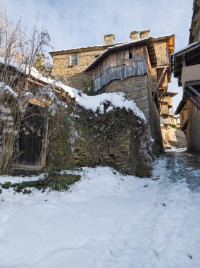 Bulgaristan 'ın Blagoevgrad Bölgesi, Otantik 19. yüzyıl evleriyle Kovaçevitsa Köyü' nün kış manzarası