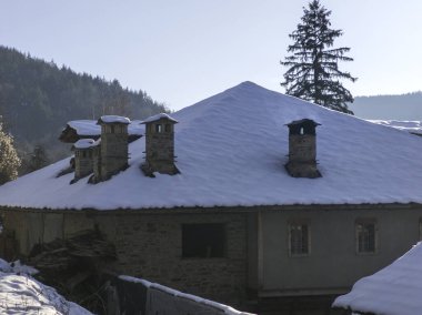 Bulgaristan 'ın Blagoevgrad Bölgesi, Otantik 19. yüzyıl evleriyle Kovaçevitsa Köyü' nün kış manzarası