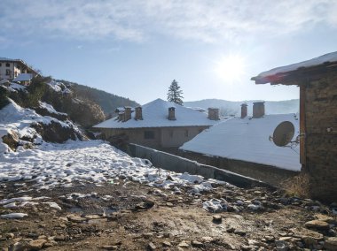 Bulgaristan 'ın Blagoevgrad Bölgesi, Otantik 19. yüzyıl evleriyle Kovaçevitsa Köyü' nün kış manzarası