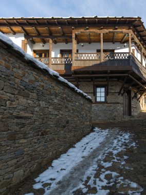 Bulgaristan 'ın Blagoevgrad Bölgesi, Otantik 19. yüzyıl evleriyle Kovaçevitsa Köyü' nün kış manzarası