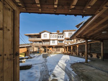 Bulgaristan 'ın Blagoevgrad Bölgesi, Otantik 19. yüzyıl evleriyle Kovaçevitsa Köyü' nün kış manzarası