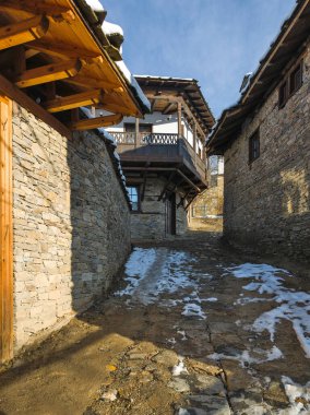 Bulgaristan 'ın Blagoevgrad Bölgesi, Otantik 19. yüzyıl evleriyle Kovaçevitsa Köyü' nün kış manzarası
