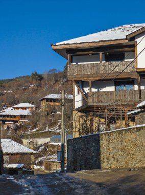 Bulgaristan 'ın Blagoevgrad Bölgesi, Otantik 19. yüzyıl evleriyle Kovaçevitsa Köyü' nün kış manzarası