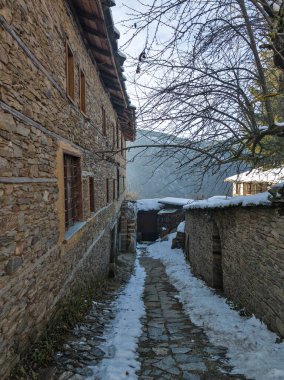 Bulgaristan 'ın Blagoevgrad Bölgesi, Otantik 19. yüzyıl evleriyle Kovaçevitsa Köyü' nün kış manzarası