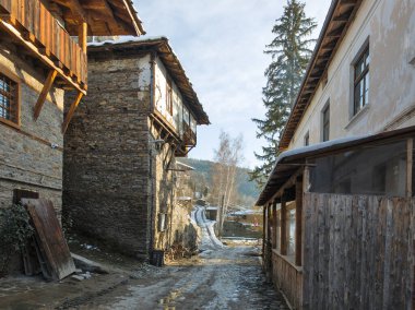 Bulgaristan 'ın Blagoevgrad Bölgesi, Otantik 19. yüzyıl evleriyle Kovaçevitsa Köyü' nün kış manzarası
