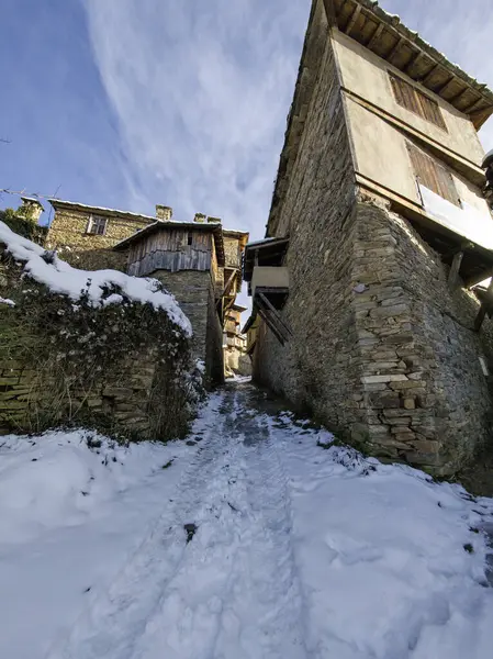 Bulgaristan 'ın Blagoevgrad Bölgesi, Otantik 19. yüzyıl evleriyle Kovaçevitsa Köyü' nün kış manzarası