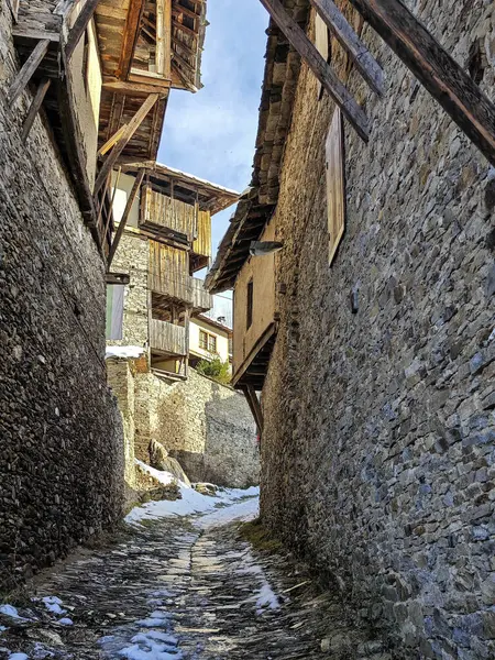 Bulgaristan 'ın Blagoevgrad Bölgesi, Otantik 19. yüzyıl evleriyle Kovaçevitsa Köyü' nün kış manzarası