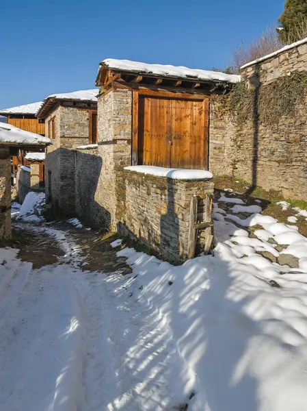 Bulgaristan 'ın Blagoevgrad Bölgesi, Otantik 19. yüzyıl evleriyle Kovaçevitsa Köyü' nün kış manzarası