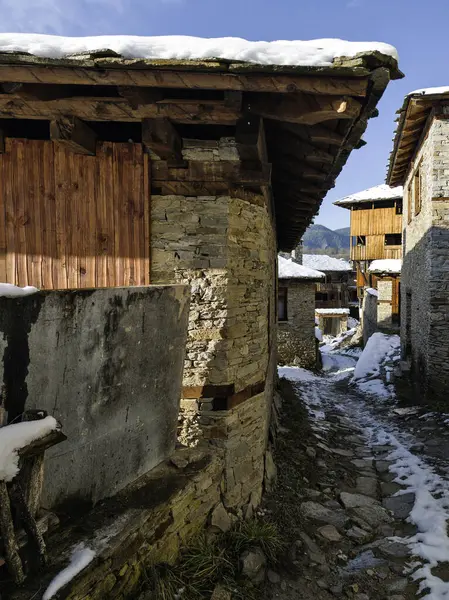 Bulgaristan 'ın Blagoevgrad Bölgesi, Otantik 19. yüzyıl evleriyle Kovaçevitsa Köyü' nün kış manzarası