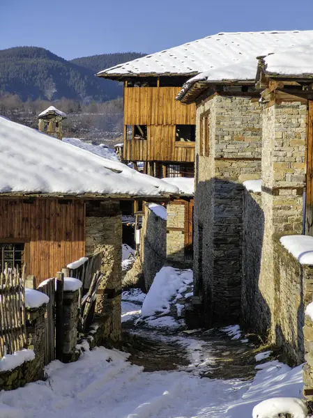 Bulgaristan 'ın Blagoevgrad Bölgesi, Otantik 19. yüzyıl evleriyle Kovaçevitsa Köyü' nün kış manzarası