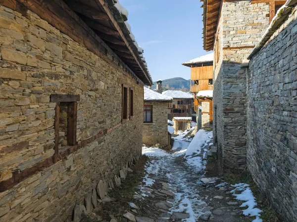 Bulgaristan 'ın Blagoevgrad Bölgesi, Otantik 19. yüzyıl evleriyle Kovaçevitsa Köyü' nün kış manzarası