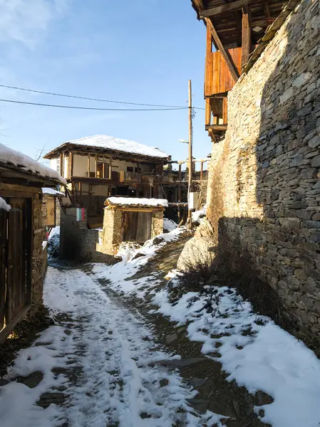 Bulgaristan 'ın Blagoevgrad Bölgesi, Otantik 19. yüzyıl evleriyle Kovaçevitsa Köyü' nün kış manzarası