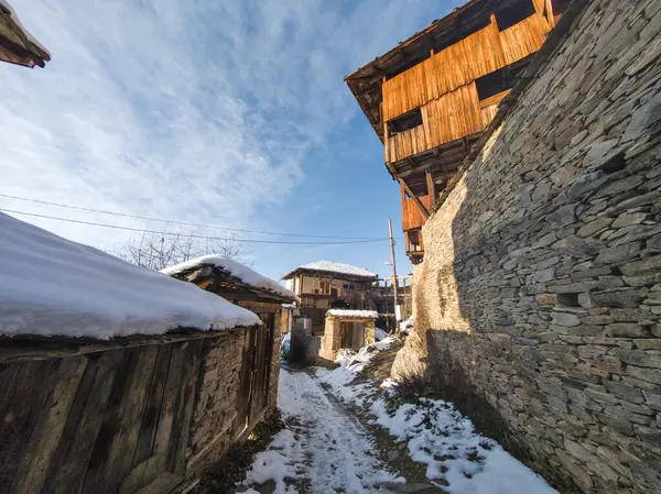 Bulgaristan 'ın Blagoevgrad Bölgesi, Otantik 19. yüzyıl evleriyle Kovaçevitsa Köyü' nün kış manzarası