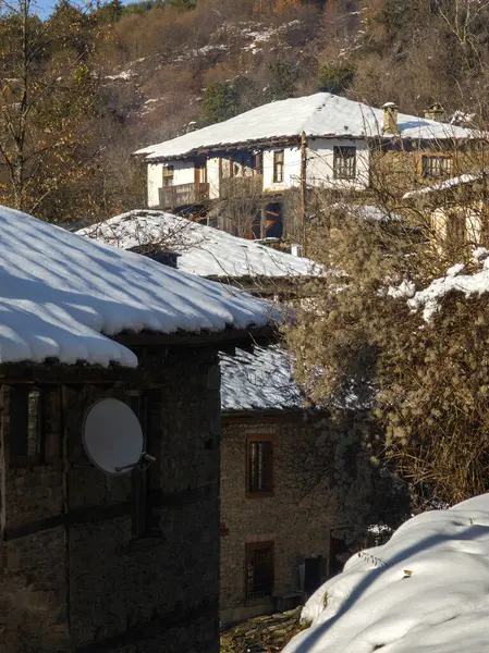 Bulgaristan 'ın Blagoevgrad Bölgesi, Otantik 19. yüzyıl evleriyle Kovaçevitsa Köyü' nün kış manzarası