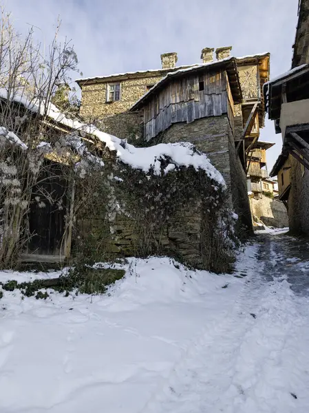 Bulgaristan 'ın Blagoevgrad Bölgesi, Otantik 19. yüzyıl evleriyle Kovaçevitsa Köyü' nün kış manzarası