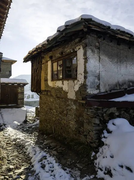 Bulgaristan 'ın Blagoevgrad Bölgesi, Otantik 19. yüzyıl evleriyle Kovaçevitsa Köyü' nün kış manzarası