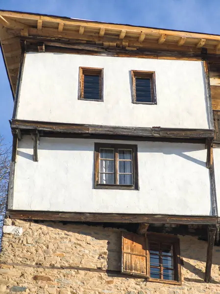 Bulgaristan 'ın Blagoevgrad Bölgesi, Otantik 19. yüzyıl evleriyle Kovaçevitsa Köyü' nün kış manzarası