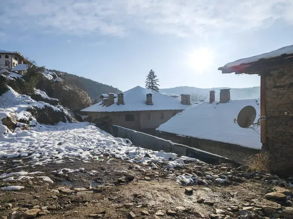 Bulgaristan 'ın Blagoevgrad Bölgesi, Otantik 19. yüzyıl evleriyle Kovaçevitsa Köyü' nün kış manzarası