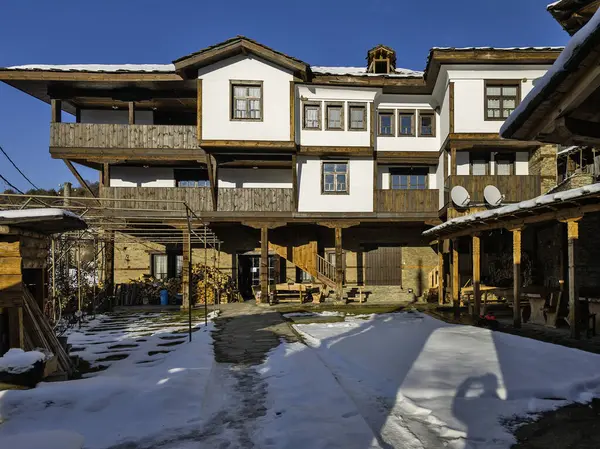 Bulgaristan 'ın Blagoevgrad Bölgesi, Otantik 19. yüzyıl evleriyle Kovaçevitsa Köyü' nün kış manzarası
