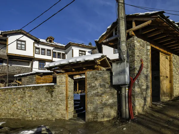 Bulgaristan 'ın Blagoevgrad Bölgesi, Otantik 19. yüzyıl evleriyle Kovaçevitsa Köyü' nün kış manzarası