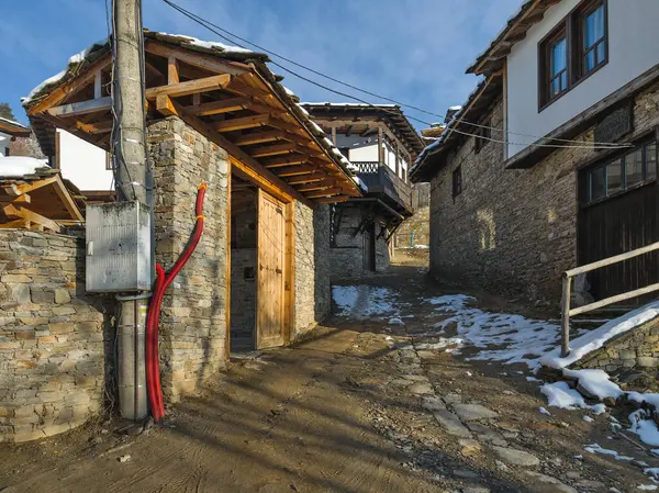 Bulgaristan 'ın Blagoevgrad Bölgesi, Otantik 19. yüzyıl evleriyle Kovaçevitsa Köyü' nün kış manzarası