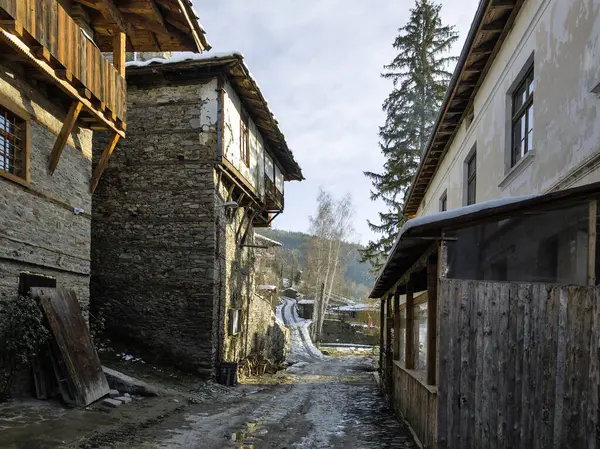 Bulgaristan 'ın Blagoevgrad Bölgesi, Otantik 19. yüzyıl evleriyle Kovaçevitsa Köyü' nün kış manzarası