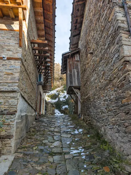Bulgaristan 'ın Blagoevgrad Bölgesi, Otantik 19. yüzyıl evleriyle Kovaçevitsa Köyü' nün kış manzarası