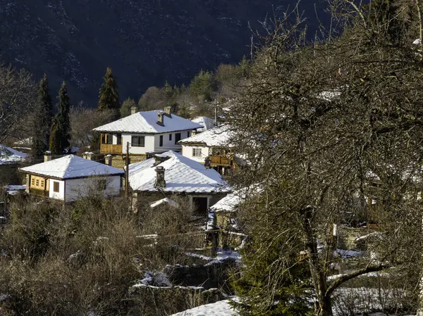 Bulgaristan 'ın Blagoevgrad Bölgesi, Otantik 19. yüzyıl evleriyle Kovaçevitsa Köyü' nün kış manzarası