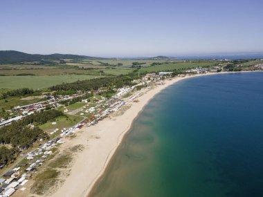 Bulgaristan 'ın Burgaz Bölgesi Gradina (Bahçe) Plajı yakınlarındaki Karadeniz kıyı şeridinin havadan görüntüsü