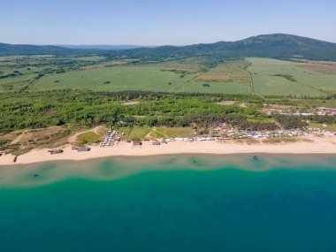 Bulgaristan 'ın Burgaz Bölgesi Gradina (Bahçe) Plajı yakınlarındaki Karadeniz kıyı şeridinin havadan görüntüsü