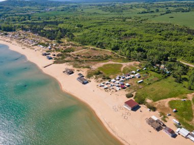 Bulgaristan 'ın Burgaz Bölgesi Gradina (Bahçe) Plajı yakınlarındaki Karadeniz kıyı şeridinin havadan görüntüsü