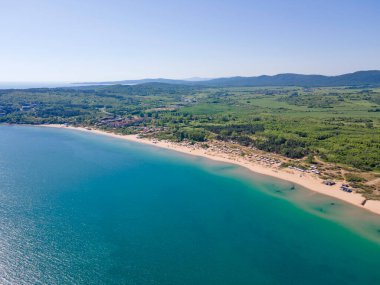 Bulgaristan 'ın Burgaz Bölgesi Gradina (Bahçe) Plajı yakınlarındaki Karadeniz kıyı şeridinin havadan görüntüsü