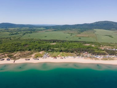 Bulgaristan 'ın Burgaz Bölgesi Gradina (Bahçe) Plajı yakınlarındaki Karadeniz kıyı şeridinin havadan görüntüsü