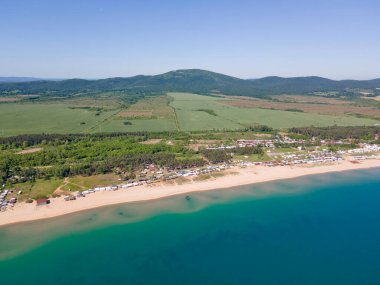 Bulgaristan 'ın Burgaz Bölgesi Gradina (Bahçe) Plajı yakınlarındaki Karadeniz kıyı şeridinin havadan görüntüsü