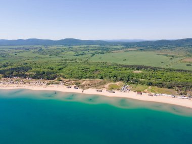Bulgaristan 'ın Burgaz Bölgesi Gradina (Bahçe) Plajı yakınlarındaki Karadeniz kıyı şeridinin havadan görüntüsü