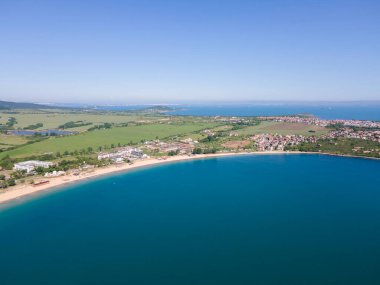 Bulgaristan 'ın Burgaz Bölgesi Gradina (Bahçe) Plajı yakınlarındaki Karadeniz kıyı şeridinin havadan görüntüsü