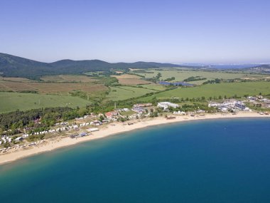 Bulgaristan 'ın Burgaz Bölgesi Gradina (Bahçe) Plajı yakınlarındaki Karadeniz kıyı şeridinin havadan görüntüsü