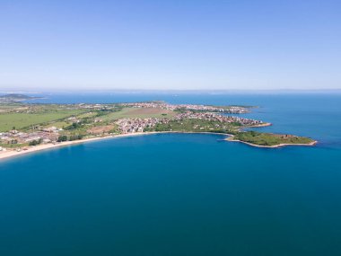 Bulgaristan 'ın Burgaz Bölgesi Gradina (Bahçe) Plajı yakınlarındaki Karadeniz kıyı şeridinin havadan görüntüsü